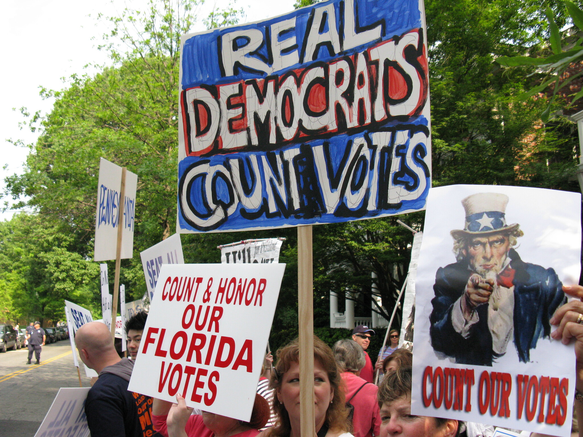 What is the partisan breakdown of how confident in the 2022 vote?